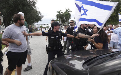 La police sépare des militants pro-israéliens et pro-palestiniens lors d'une manifestation à Fort Lauderdale, en Floride, le 8 octobre 2023. (Crédit :  Joe Cavaretta/South Florida Sun-Sentinel via AP, File)