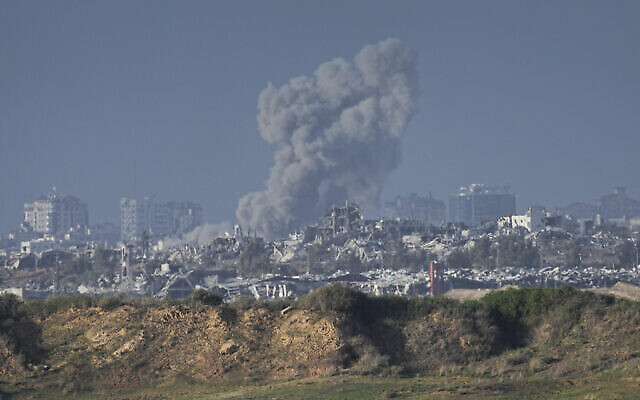 De la fumée s'élève après une frappe israélienne dans la bande de Gaza, vue du sud d'Israël, dimanche 24 décembre 2023. (Crédit : AP/Ariel Schalit) De la fumée s'élève après une frappe israélienne dans la bande de Gaza, vue du sud d'Israël, dimanche 24 décembre 2023. (Crédit : AP/Ariel Schalit)