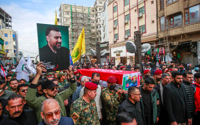 Des personnes assistant aux funérailles d'un général iranien de haut rang, Seyed Razi Mousavi, à Najaf, en Irak, le 27 décembre 2023. (Crédit : Anmar Khalil/AP Photo) Des personnes assistant aux funérailles d'un général iranien de haut rang, Seyed Razi Mousavi, à Najaf, en Irak, le 27 décembre 2023. (Crédit : Anmar Khalil/AP Photo)