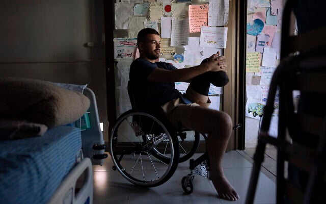 Le soldat de l’armée israélienne Jonathan Benhamou, 22 ans, blessé dans la guerre contre le Hamas, dans sa chambre au service de rééducation de l'hôpital Sheba, à Ramat Gan, le 18 décembre 2023. (Crédit : Oded Balilty/AP Photo)