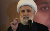 Illustration - Le cheikh Naïm Qassem, chef adjoint du Hezbollah, s'exprimant lors de la commémoration d'un terroriste du Hezbollah tué au Sud-Liban par une frappe aérienne israélienne, à Beyrouth, au Liban, le 28 décembre 2023. (Crédit : Hussein Malla/AP)