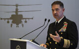 Le vice-amiral Brad Cooper, qui dirige la 5e flotte de la marine basée à Bahreïn, s'exprimant lors d'un événement organisé dans le cadre de l'exposition et de la conférence internationales sur la défense, à Abou Dhabi, aux Émirats arabes unis, le 21 février 2023. (Crédit : Jon Gambrell/AP Photo/Archives)