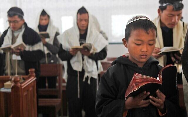 Illustration : Des membres de la communauté juive de Bnei Menashe prient dans une synagogue à Manipur, le 20 décembre 2012. (Crédit : AP Photo/Anupam Nath)