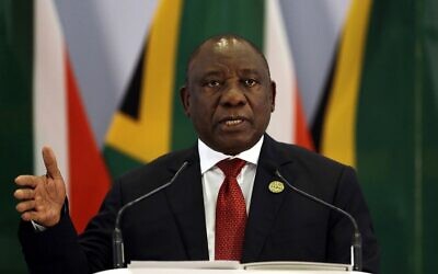 Le président sud-africain Cyril Ramaphosa s'adressant aux médias à la fin du sommet des BRICS, à Johannesburg, en Afrique du Sud, le 27 juillet 2018. (Crédit : Themba Hadebe/AP/Pool) Le président sud-africain Cyril Ramaphosa s'adressant aux médias à la fin du sommet des BRICS, à Johannesburg, en Afrique du Sud, le 27 juillet 2018. (Crédit : Themba Hadebe/AP/Pool)