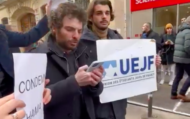 Des militants de l’Union des étudiants juifs de France (UEJF), dont le président Samuel Lejoyeux (au centre) lors d’une manifestation devant Sciences Po Paris, le 29 novembre 2023. (Crédit : Capture d’écran UEJF)