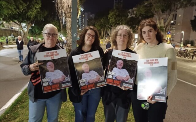De gauche à droite : Fiona Wax, sœur jumelle d'Aviva Siegel, Tal, la fille de Wax et Shir, la plus jeune fille de Siegel, lors d'un rassemblement pour la libération des otages,à Tel Aviv, le 2 décembre 2023. (Crédit : Autorisation)