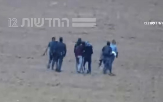 Amit Soussana se battant contre des ravisseurs du Hamas la traînant à Gaza le 7 octobre 2023. (Crédit : Capture d'écran ; utilisée conformément à la clause 27a de la loi sur le droit d'auteur)