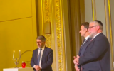 L’allumage des bougies de Hanoukka à l’Elysée, en présence du grand rabbin de France, Haïm Korsia, du président Emmanuel Macron, et du président de la Conférence des rabbins européens, Pinchas Goldschmidt, le 7 décembre 2023. (Crédit : Capture d’écran X/Mendel Samama)