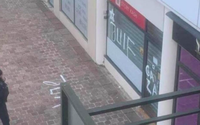L’épicerie casher Story Kash suite à des tags antisémites, à Rueil-Malmaison, en novembre 2023. (Crédit : Capture d’écran X)