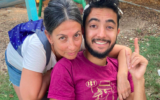 Cette photo fournie par Rachel Goldberg la montre elle et son fils Hersh Goldberg-Polin, sur une photo non datée. (Crédit : Rachel Goldberg via AP)