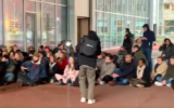 Quelque 150 fonctionnaires néerlandais ont manifesté jeudi devant le ministère des Affaires étrangères, pour demander un cessez-le-feu à Gaza (Crédit : capture d'écran Twitter)
