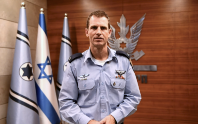 Le général de brigade Omer Tischler lors d'une déclaration vidéo le 27 décembre 2023. (Crédit : Armée israélienne)