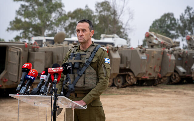 Le chef d’état-major de Tsahal, le lieutenant-général Herzi Halevi, s’adressant à la presse depuis le sud d’Israël, le 5 décembre 2023. (Crédit : Emanuel Fabian/Times of Israel) Le chef d’état-major de Tsahal, le lieutenant-général Herzi Halevi, s’adressant à la presse depuis le sud d’Israël, le 5 décembre 2023. (Crédit : Emanuel Fabian/Times of Israel)