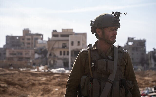 Illustration : Le lieutenant-colonel (Rés.) Yisrael, commandant du 8717e bataillon « Alon » de la 261e brigade, dans le nord de Gaza, à Salatin, près de Jabaliya, le 7 décembre 2023. (Crédit : Emanuel Fabian/Times of Israël)