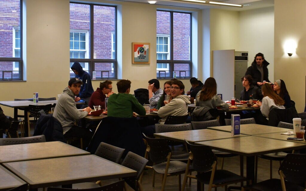 Des étudiants de Penn déjeunant dans le centre Hillel de l’université, en Pennsylvanie, le 11 décembre 2023. (Crédit : Jackie Hajdenberg/JTA) Des étudiants de Penn déjeunant dans le centre Hillel de l’université, en Pennsylvanie, le 11 décembre 2023. (Crédit : Jackie Hajdenberg/JTA)
