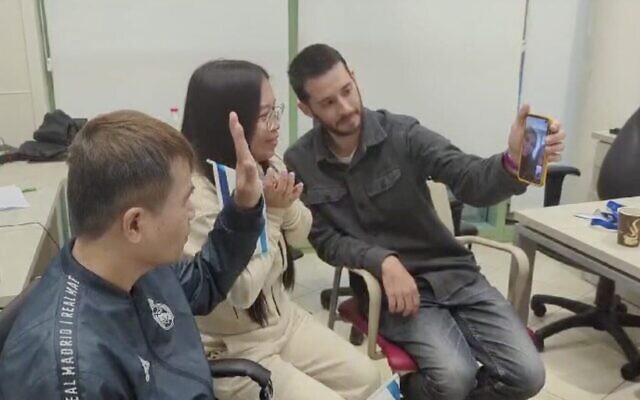 La ressortissante thaïlandaise Nutthawaree Munkan (au centre) s'entretient par appel vidéo avec l'Israélienne Danielle Aloni et sa fille, des retrouvailles virtuelles après qu'elles ont été libérées de leur captivité par le groupe terroriste du Hamas, le 29 novembre 2023. (Crédit : Ministère israélien des Affaires étrangères) La ressortissante thaïlandaise Nutthawaree Munkan (au centre) s'entretient par appel vidéo avec l'Israélienne Danielle Aloni et sa fille, des retrouvailles virtuelles après qu'elles ont été libérées de leur captivité par le groupe terroriste du Hamas, le 29 novembre 2023. (Crédit : Ministère israélien des Affaires étrangères)