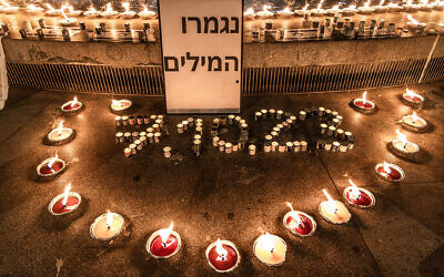 Une scène de la veillée aux bougies sur la place Dizengoff, à Tel Aviv, le 12 octobre 2023. Le panneau indique « Plus de mots ». (Crédit : Eli Katzoff)