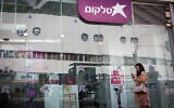 Vue d'un magasin Cellcom à Tel Aviv, le 24 septembre 2019. (Crédit : Miriam Alster/FLASH90)