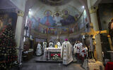 L'administrateur apostolique de l'église latine en Terre sainte, Pierbattista Pizzaballa lors d'une messe pour les fidèles chrétiens palestiniens dans l'église catholique romaine de la Sainte famille au début de la fête de Noël, à Gaza City, le 19 décembre 2021. (Crédit : Atia Mohammed/Flash90)