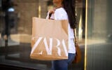Une cliente de Zara, à Jérusalem, le 28 juin 2022. (Crédit : Olivier Fitoussi/Flash90)