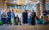 Des étudiants le premier jour de l'ouverture de l'année universitaire, sur le campus du mont Scopus de l'Université hébraïque, le 23 octobre 2022. (Crédit : Olivier Fitoussi/FLASH90)