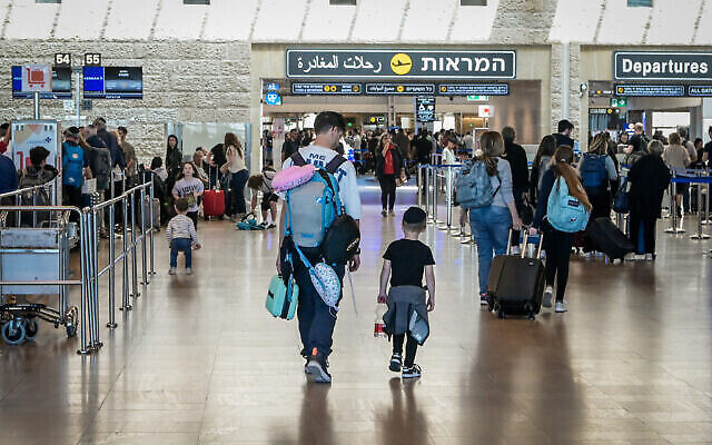 Illustration : Des voyageurs dans le hall des départs de l'aéroport Ben Gurion, le 4 avril 2023. (Crédit : Avshalom Sassoni/Flash90) Illustration : Des voyageurs dans le hall des départs de l'aéroport Ben Gurion, le 4 avril 2023. (Crédit : Avshalom Sassoni/Flash90)