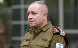Le général de division Eliezer Toledano s'adressant aux médias, à Tel Aviv, le 13 juin 2023. (Crédit : Avshalom Sassoni/Flash90)