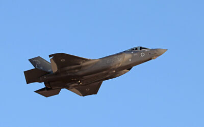 Illustration : Un F-35 à la base aérienne de Hatzerim dans le désert du Néguev, le 29 juin 2023. (Crédit : Ofer Zidon/Flash90)