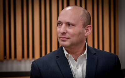 L'ancien Premier ministre Naftali Bennett lors d'une audience au tribunal dans le cadre du procès en diffamation contre le rabbin Yosef Mizrahi, au tribunal de Tel Aviv, le 11 septembre 2023. (Crédit : Avshalom Sassoni/Flash90)