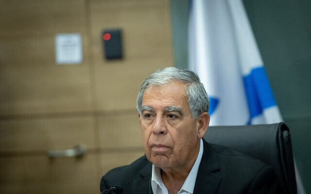Le député Mickey Levy, présidant une réunion de la commission de Contrôle de l'État de la Knesset, à Jérusalem, le 13 septembre 2023. (Crédit : Yonatan Sindel/Flash90)