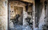 Les destructions causées par les terroristes du Hamas au kibboutz Kfar Aza, sur la frontière entre gaza et Israël, le 7 octobre 2023. (Crédit : Arie Leib Abrams/Flash90)