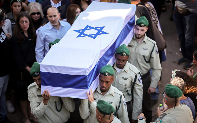 Proches et amis assistant aux obsèques de Rose Elisheva Lubin au cimetière militaire du mont Herzl, à Jérusalem, le 9 novembre 2023. (Crédit : Yonatan Sindel/Flash90)