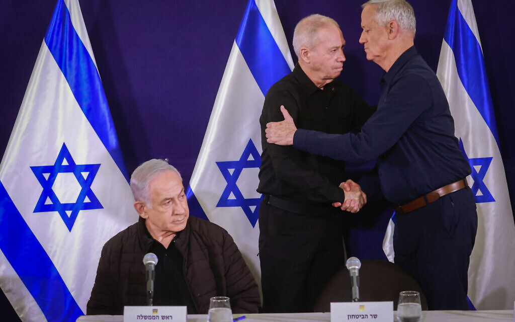 Le ministre de la Défense Yoav Gallant  (au centre), le ministre Benny Gantz (à droite) et le Premier ministre Benjamin Netanyahu (à gauche) lors d'une conférence de presse conjointe organisée au ministère de la Défense, à Tel Aviv, le 11 novembre 2023. (Crédit : 
Marc Israel Sellem/POOL)