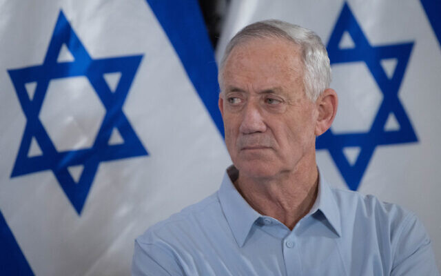 Le ministre Benny Gantz assistant à une conférence de presse au ministère de la Défense, à Tel Aviv, le 22 novembre 2023. (Crédit : Chaïm Goldberg/Flash90)