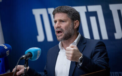 Le ministre des Finances Bezalel Smotrich s'exprimant lors d'une réunion de faction de son parti HaTzionout HaDatit, à la Knesset, à Jérusalem, le 27 novembre 2023. (Crédit : Chaïm Goldberg/Flash90)