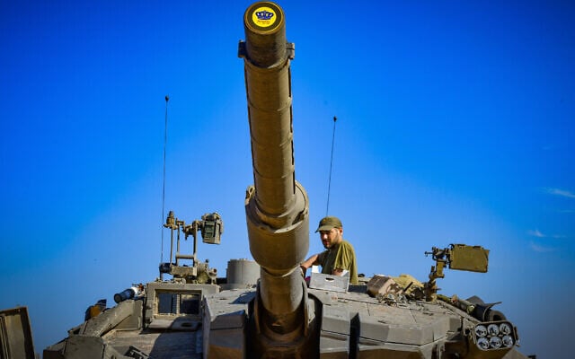 Des soldats israéliens sur une base d'entraînement, à proximité de la bande de Gaza, le 30 novembre 2023. (Crédit : Avshalom Sassoni/Flash90)