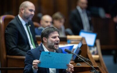 Le ministre des Finances Bezalel Smotrich criant depuis la tribune de la Knesset, à Jérusalem, le 3 décembre 2023. (Crédit : Yonatan Sindel/Flash90)
