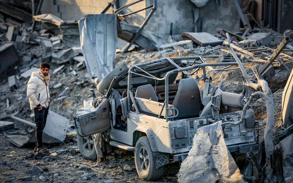 Des Palestiniens sur le site d'une frappe aérienne israélienne à Rafah, dans le sud de la bande de Gaza, le 4 décembre 2023. (Crédit : Abed Rahim Khatib/Flash90)