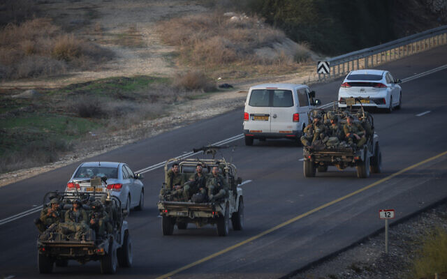 Des soldats israéliens sur une route frontalière de Gaza, au sud d'Israël, le 4 décembre 2023. (Crédit : Chaim Goldberg/Flash90)