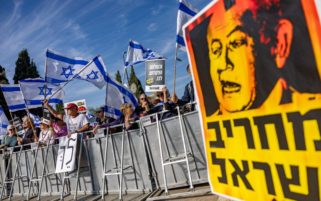 Les Israéliens manifestent contre le Premier ministre Benjamin Netanyahu aux abords de la Knesset à Jérusalem, le 4 décembre 2023. (Crédit : Yonatan Sindel/Flash90)