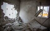 Les services israéliens de sécurité et de secours sur les lieux où une roquette tirée depuis les terroristes de Gaza s'est abattue à Ashkelon, dans le sud d'Israël, le 5 décembre 2023. (Crédit : Edi Israel/Flash90)