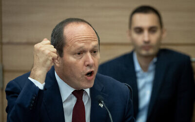 Le ministre de l'Économie Nir Barkat s’exprimant à la Knesset, à Jérusalem, le 6 décembre 2023. (Crédit : Yonatan Sindel/Flash90)