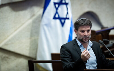 Le ministre des Finances Bezalel Smotrich présentant sa mise à jour du budget de guerre 2023, à la Knesset, à Jérusalem, le 6 décembre 2023. (Crédit : Yonatan Sindel/Flash90)