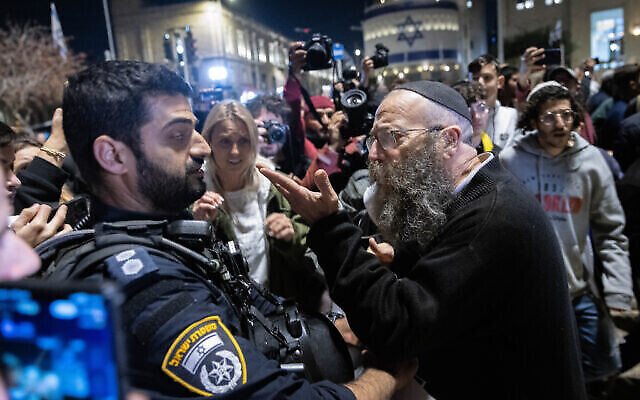 Baruch Marzel, figure politique kahaniste de longue date, se confronte à un policier lors d’une manifestation ultranationaliste devant la Vieille Ville de Jérusalem, le 7 décembre 2023. (Chaim Goldberg/Flash90) Baruch Marzel, figure politique kahaniste de longue date, se confronte à un policier lors d’une manifestation ultranationaliste devant la Vieille Ville de Jérusalem, le 7 décembre 2023. (Chaim Goldberg/Flash90)