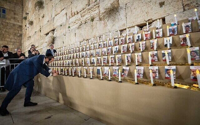 Des personnes allument des bougies de Hanoukka pour la libération des otages du Hamas, au mur Occidental, dans la Vieille Ville de Jérusalem, le 7 décembre 2023. (Crédit : Yonatan Sindel/Flash90) Des personnes allument des bougies de Hanoukka pour la libération des otages du Hamas, au mur Occidental, dans la Vieille Ville de Jérusalem, le 7 décembre 2023. (Crédit : Yonatan Sindel/Flash90)