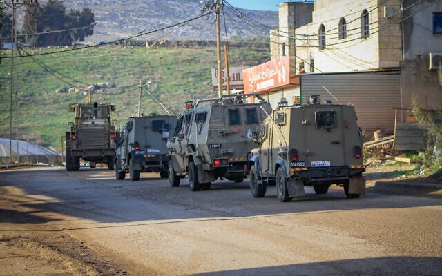 Des véhicules militaires dans le camp de réfugiés d'al-Fara, au nord-est de Naplouse, en Cisjordanie, le 8 décembre 2023. (Crédit : Nasser Ishtayeh/Flash90) Des véhicules militaires dans le camp de réfugiés d'al-Fara, au nord-est de Naplouse, en Cisjordanie, le 8 décembre 2023. (Crédit : Nasser Ishtayeh/Flash90)