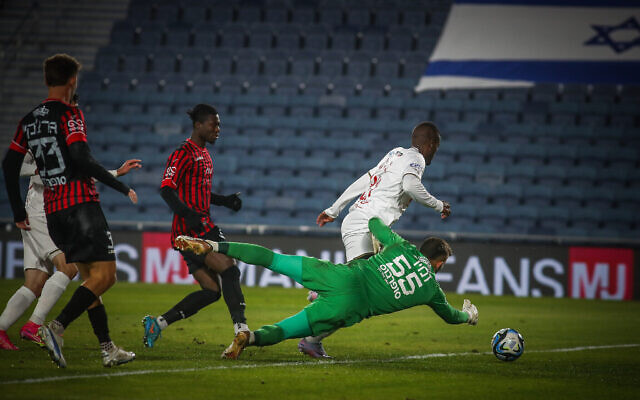 Le match de première ligue israélienne entre les clubs Hapoel Jérusalem et Hapoel Haïfa, sans spectateurs, au Teddy Stadium, à Jérusalem, le 10 décembre 2023. (Crédit : Oren Ben Hakoon/Flash90) Le match de première ligue israélienne entre les clubs Hapoel Jérusalem et Hapoel Haïfa, sans spectateurs, au Teddy Stadium, à Jérusalem, le 10 décembre 2023. (Crédit : Oren Ben Hakoon/Flash90)