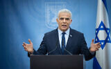 Le chef de l'opposition Yaïr Lapid dirigeant une réunion de sa faction Yesh Atid, à la Knesset, à Jérusalem, le 11 décembre 2023. (Crédit : Yonatan Sindel/Flash90)
