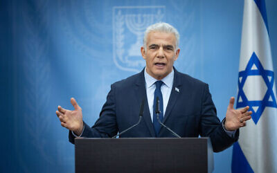 Le chef de l'opposition Yaïr Lapid dirigeant une réunion de sa faction Yesh Atid, à la Knesset, à Jérusalem, le 11 décembre 2023. (Crédit : Yonatan Sindel/Flash90)