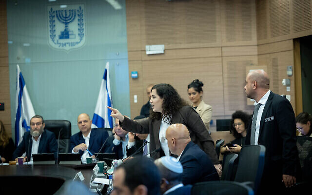 Les esprits s'échauffent lors d'une audition de la commission des finances de la Knesset, le 12 décembre 2023. (Crédit : Yonatan Sindel/Flash90) Les esprits s'échauffent lors d'une audition de la commission des finances de la Knesset, le 12 décembre 2023. (Crédit : Yonatan Sindel/Flash90)